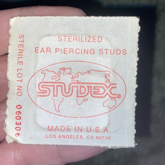 last pair of Studex sterilized ear piercing studs - Picture 2 of 6